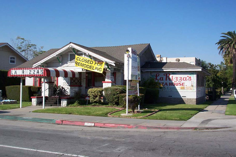 Closed pizza house with remodeling sign.